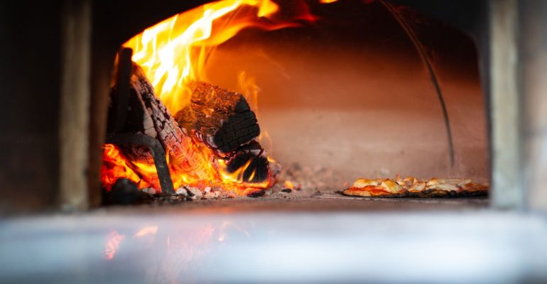 Home pizza oven for convenient outdoor cooking